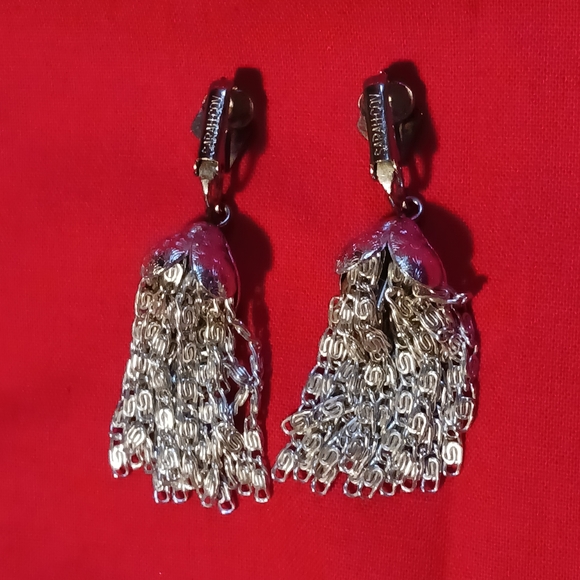 Sarah Coventry Chain Clip on Earrings - Picture 3 of 7